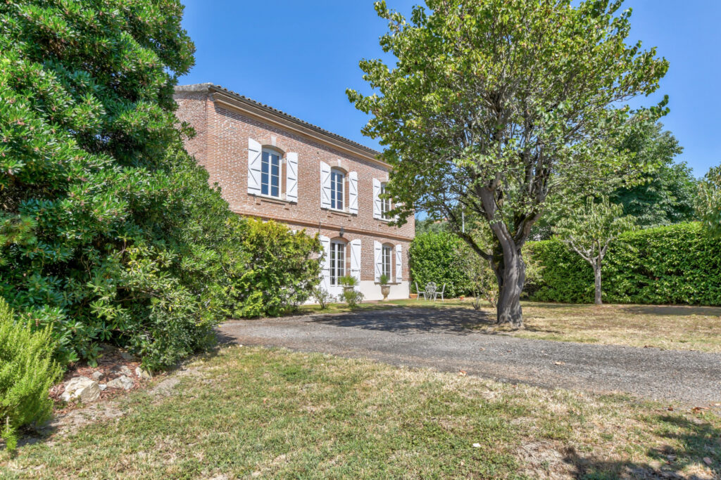 Charme et Authenticité : Maison de Maître avec Piscine.