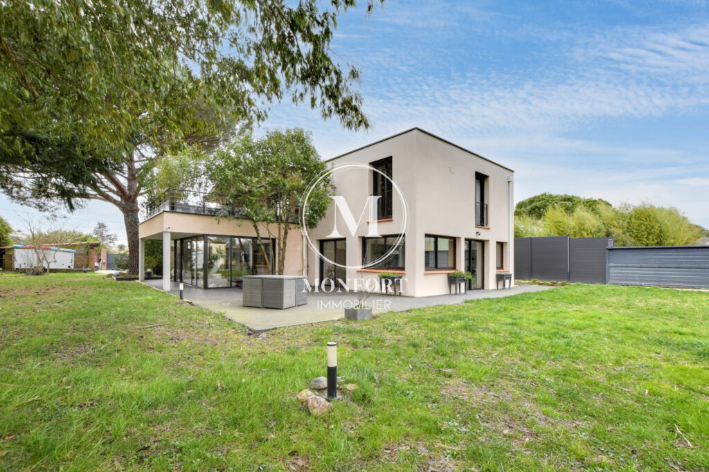 Belle maison de 275 m2 sur 1 500 m2 de terrain avec piscine