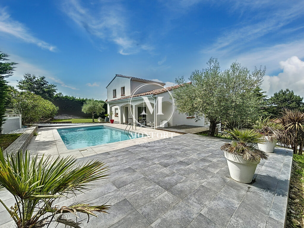 Maison T5 de 131 m2 avec espace supplémentaire de 55 m2.