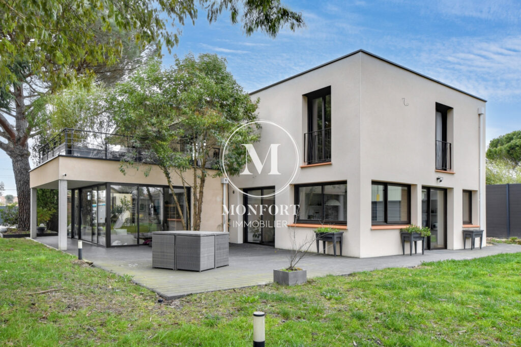 Belle maison de 275 m2 sur 1 500 m2 de terrain avec piscine