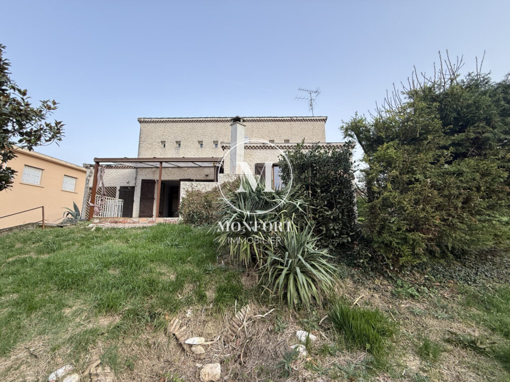 Maison au calme avec 1035 m2 de terrain à rénover