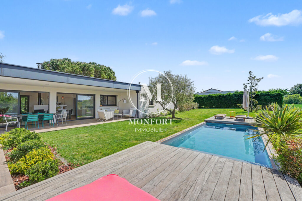 Villa contemporaine avec vue dégagée   un cadre de vie rare