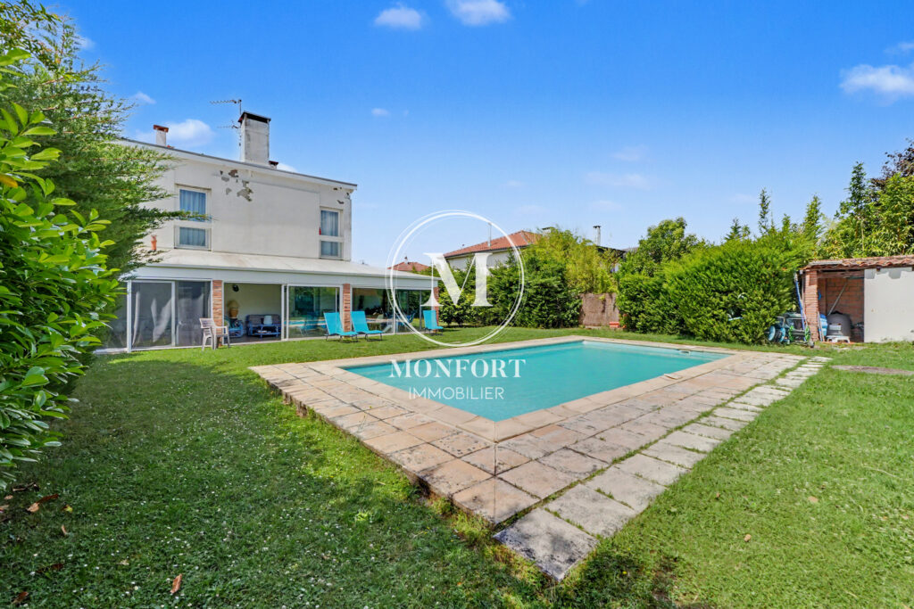 Maison familiale T6 de 118 m2 avec véranda et piscine