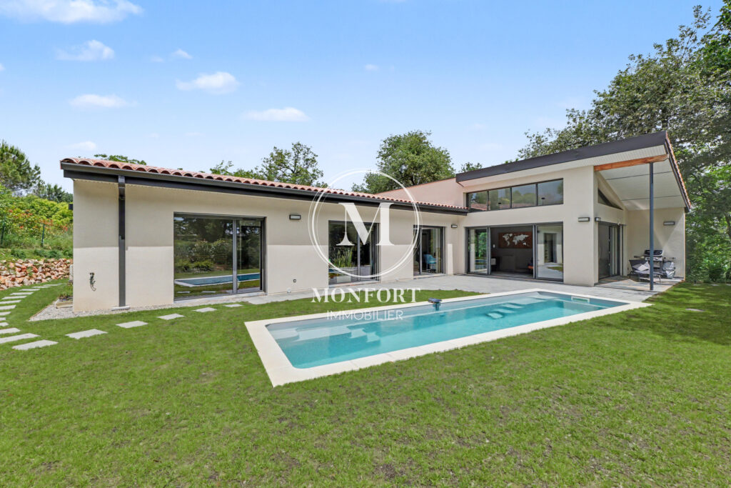 Villa T4 contemporaine avec piscine au coeur d&rsquo;un cadre verdo